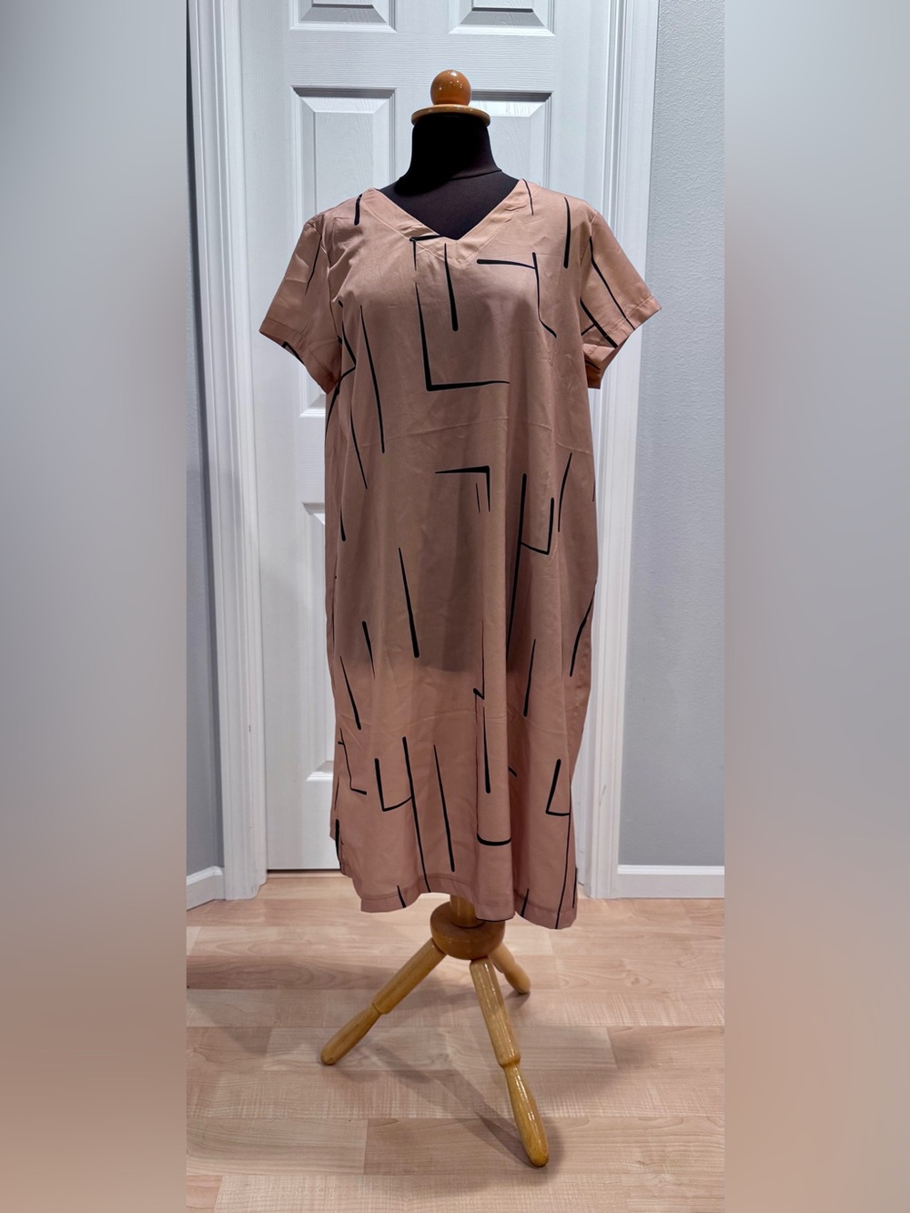 MISSLOOK Tan Geometric Print Lightweight, V-Neck, Midi Dress